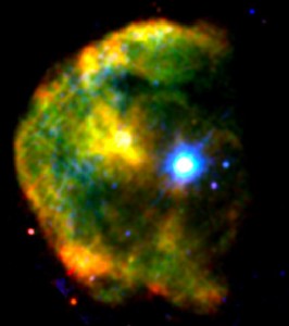Магнетогар E2259+586 сияний искрящий сине-белое, по этому ложно-цветному подобию рентгена CTB 109 остатков сверхновой звезды, которые лгут о 10,000 световых лет далеко к созвездию Кассиопея. CTB 109 является только одним из трех остатков сверхновой звезды в нашей галактике, которая, как известно, питала Магнетогар. Рентген в низких, средних и высоких энергиях соответственно отображают красным, зеленым цветом, и синий по этому изображению, созданному из наблюдений, приобретенных спутником XMM-Ньютона Европейского космического агентства в 2002.
