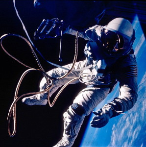 3 июня 1965 состоялся первый выход американского астронавта в открытый космос