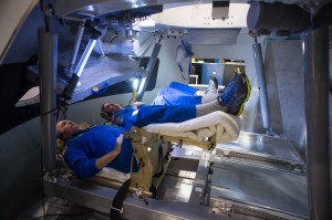 Астронавты Rick Linnehan и Mike Foreman испытывают прототип дисплея и системы управления внутри макета комического корабля «Orion» в Johnson Space Center