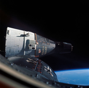 Джемини-7,сфотографированный из кабины Джемини-6 во время совместного полета