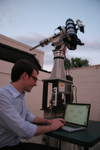 Brett Morris тестирует OSCAAR в обсерватории University of Maryland