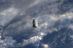 Грузовой корабль «Cygnus» в нескольких километрах от МКС