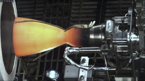 Один из двигателей управления ОМАС по время температурных испытаний в White Sands Test Facility