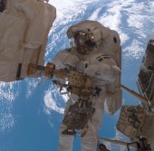 Шведский астронавт ESA Christer Fuglesang во время выхода в открытый космос