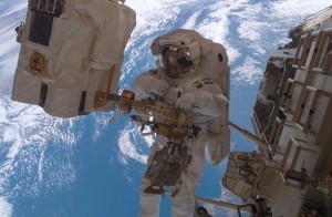Шведский астронавт ESA Christer Fuglesang во время выхода в открытый космос