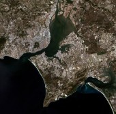 Снимок Лиссабона (Португалия), сделанный одним из спутников проекта Landsat