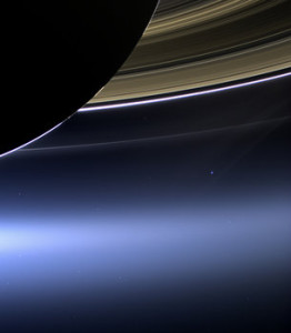 Снимок Земли (голубая точка), сделанный космическим аппаратом Cassini
