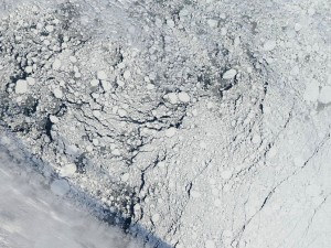 Снимок арктического морского льда к северу от Аляски (изображение спутника «Aqua»13 сентября 2013 года)