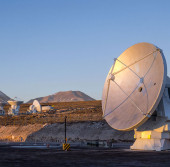 Одна из 12-метровых радиоантенн, установленных на территории обсерватории ALMA
