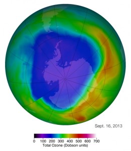 Озоновая дыра (фиолетовым и синим) над Антарктидой 16 сентября 2013