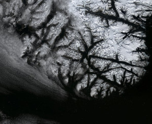 Снимок южного побережья Гренландии, сделанный спутником «Landsat-8» 30 мая 2013 года