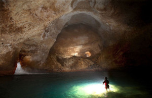 исследование глубин пещеры