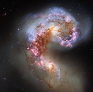 «Спарринг» двух антенных галактик на необыкновенном снимке Hubble