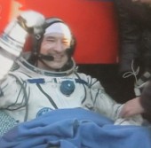 Астронавт ESA Лука Парминато спустя несколько минут после приземления