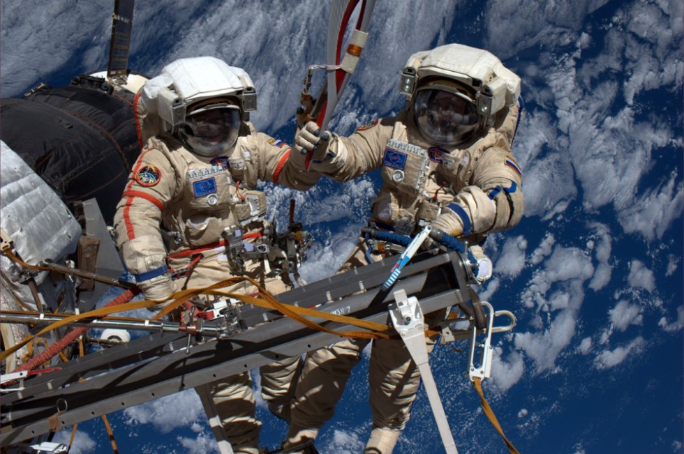 Астронавты Роскосмоса Олег Котов и Сергей Рязанский во время выноса Олимпийского факела в открытый космос