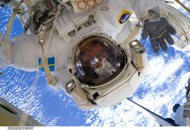 Шведский астронавт Кристофер Фуглесанг во время выхода в открытый космос