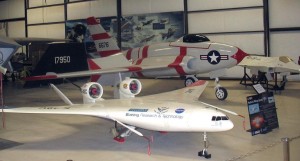 Самолёты Boeing X-48C Hybrid/Blended Wing Body (на первом плане) и Northrop X-4 Bantam (на заднем плане) на выставке