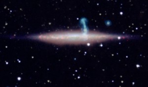 Снимок галактики UGC 10288, позади которой на расстоянии более 6 млрд. световых лет расположена ещё одна галактика с двумя джетами