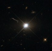 Телескоп Hubble сделал снимок самого яркого квазара 3C 273