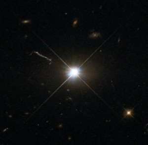 Телескоп Hubble сделал снимок самого яркого квазара 3C 273