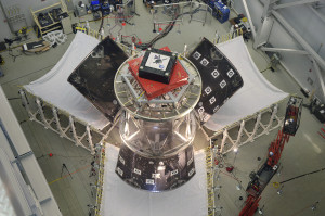 Установка панелей обтекателей на приборо-аппаратный модуль «Orion»