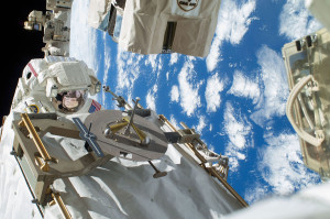 Астронавт Ричард Мастраккио во время первого выхода в открытый космос 22 декабря 2013 года