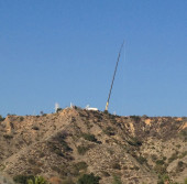 Башня грузоподъёмного крана, возвышающаяся над Лабораторией реактивного движения