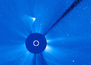Комета ISON появилась с другой стороны солнечного диска (снимок SOHO)
