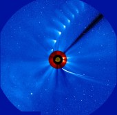 Комплексное изображение Solar Dynamics Observatory, которое показывает траекторию движения кометы ISON