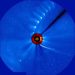Комплексное изображение Solar Dynamics Observatory, которое показывает траекторию движения кометы ISON