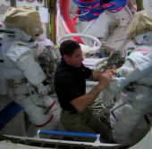Майкл Хопкинс готовит скафандры к предстоящему выходу в открытый космос