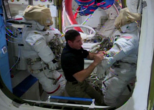 Майкл Хопкинс готовит скафандры к предстоящему выходу в открытый космос