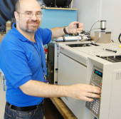 Mike Kulis вводит газ, созданный в катализаторном модуле окисления в газовый хроматограф для того, чтобы охарактеризовать чистоту полученных газовых молекул