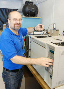 Mike Kulis вводит газ, созданный в катализаторном модуле окисления в газовый хроматограф для того, чтобы охарактеризовать чистоту полученных газовых молекул