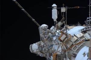 Олег Котов и Сергей Рязанский во время выхода в открытый космос 27 декабря 2013 года