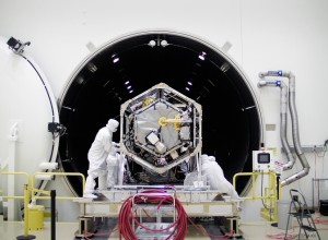 Orbiting Carbon Observatory (OCO)-2 помещают в тепловую вакуумную камеру Orbital Sciences Corporation's Satellite Manufacturing Facility