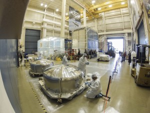 Подготовка трёх сегментов зеркала James Webb Space Telescope к транспортировке к Goddard Space Flight Center