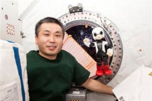 Робот-гуманоид разговаривает с астронавтами на МКС
