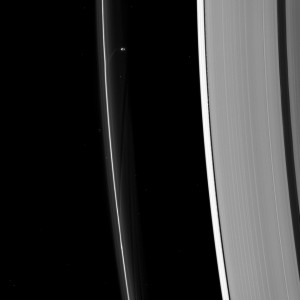 Снимок колец Сатурна, на фоне которых отчетливо видны спутники газового гиганта