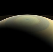 Снимок северного полюса Сатурна, на котором отчетливо виден гигантский гексагон