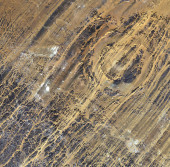 Снимок ударной воронки Аорунга, сделанный космическим аппаратом JAXA «ALOS» 3 ноября 2010 года