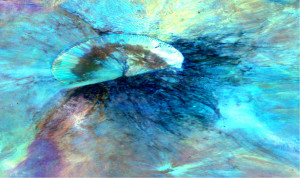 Цветной снимок кратера Antonia, расположенного в огромном бассейне Rheasilvia южного полушария Весты