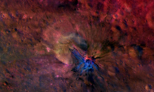 Цветной снимок потока материла внутри и снаружи кратера Aelia, расположенного на астероиде Веста