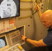 Астронавт ESA Александр Герст во время моделирования процедуры стыковки ATV c МКС