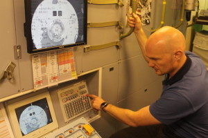 Астронавт ESA Александр Герст во время моделирования процедуры стыковки ATV c МКС