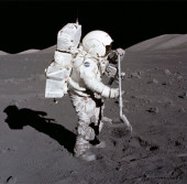 Астронавт Jack Schmitt исследует Луну во время Apollo 17