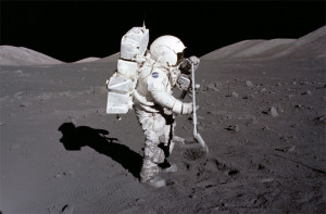 Астронавт Jack Schmitt исследует Луну во время Apollo 17