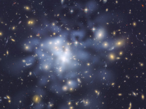 Галактическое скопление Abell 1689, в котором бледно-голубым затонированных области, где, по предположению учёных, сконцентрирована темная материя