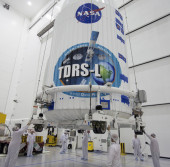 Геостационарный спутник связи TDRS-L, помещённый в обтекатель полезной нагрузки