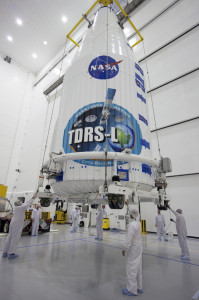 Геостационарный спутник связи TDRS-L, помещённый в обтекатель полезной нагрузки